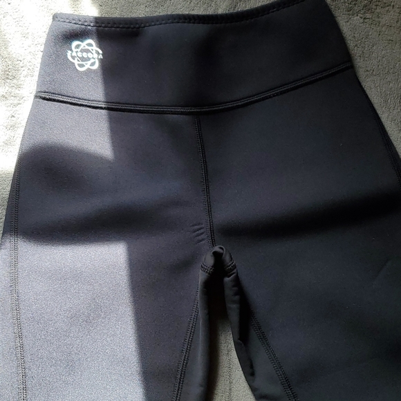 HOT PANTS - Picture 3 of 6